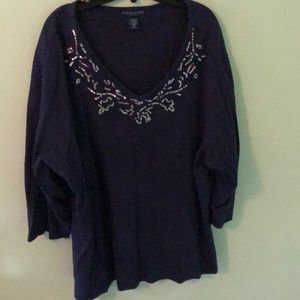 Sequenced neck, navy blue blouse.